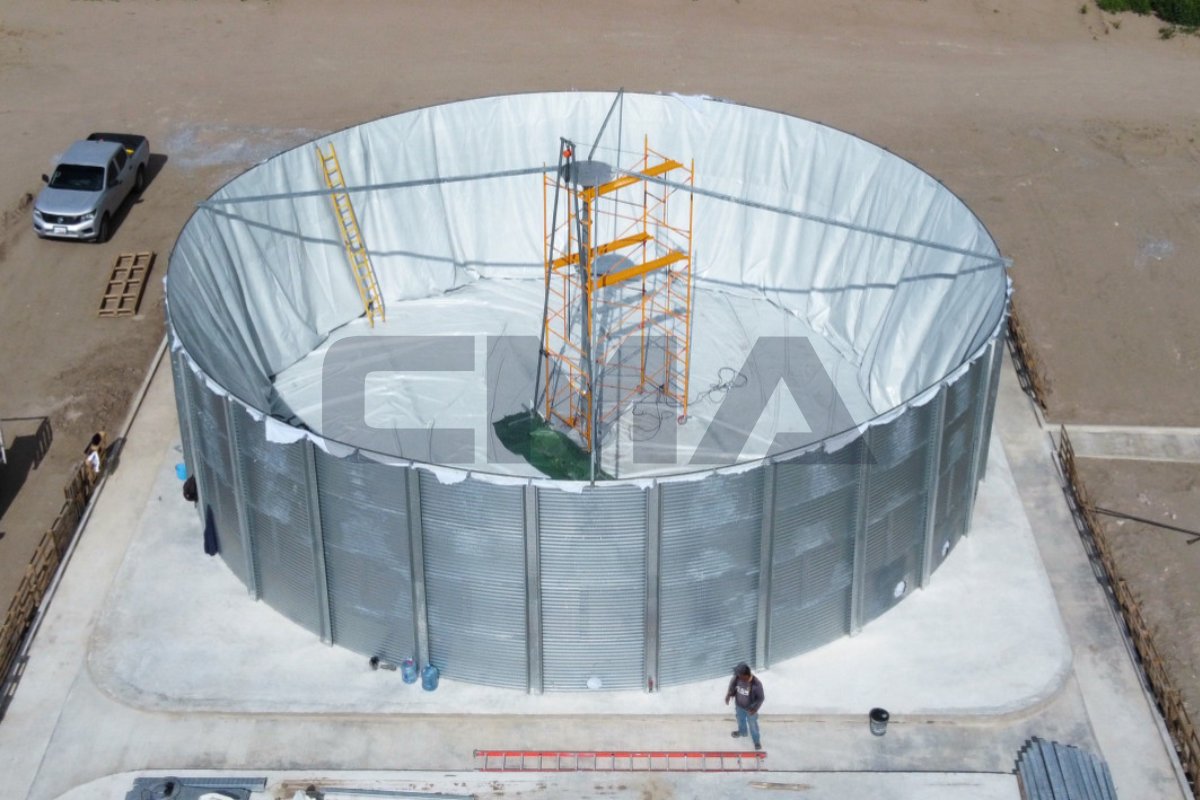 Tanque de almacenamiento de agua durante instalación de membrana interior